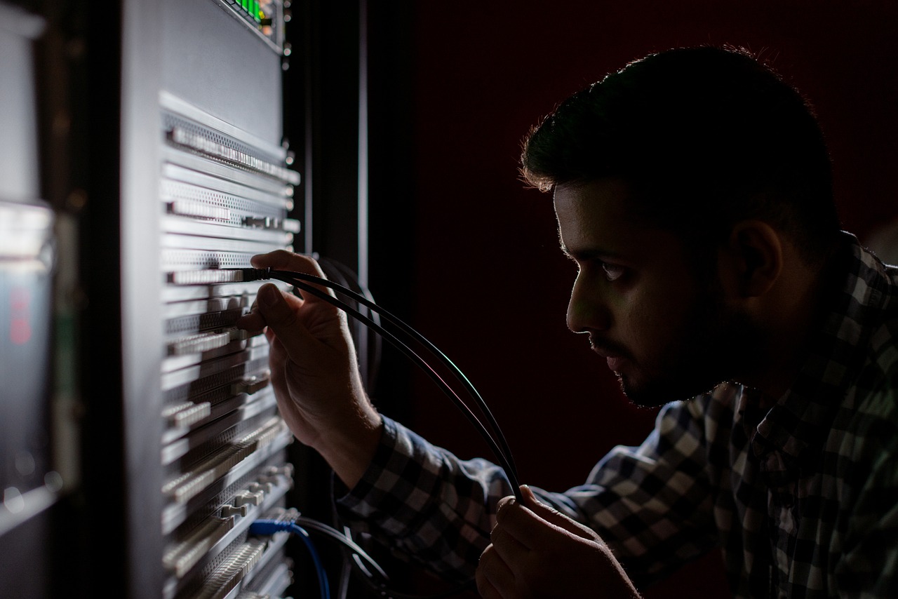 Técnico revisando el cableado de un armario de servidores